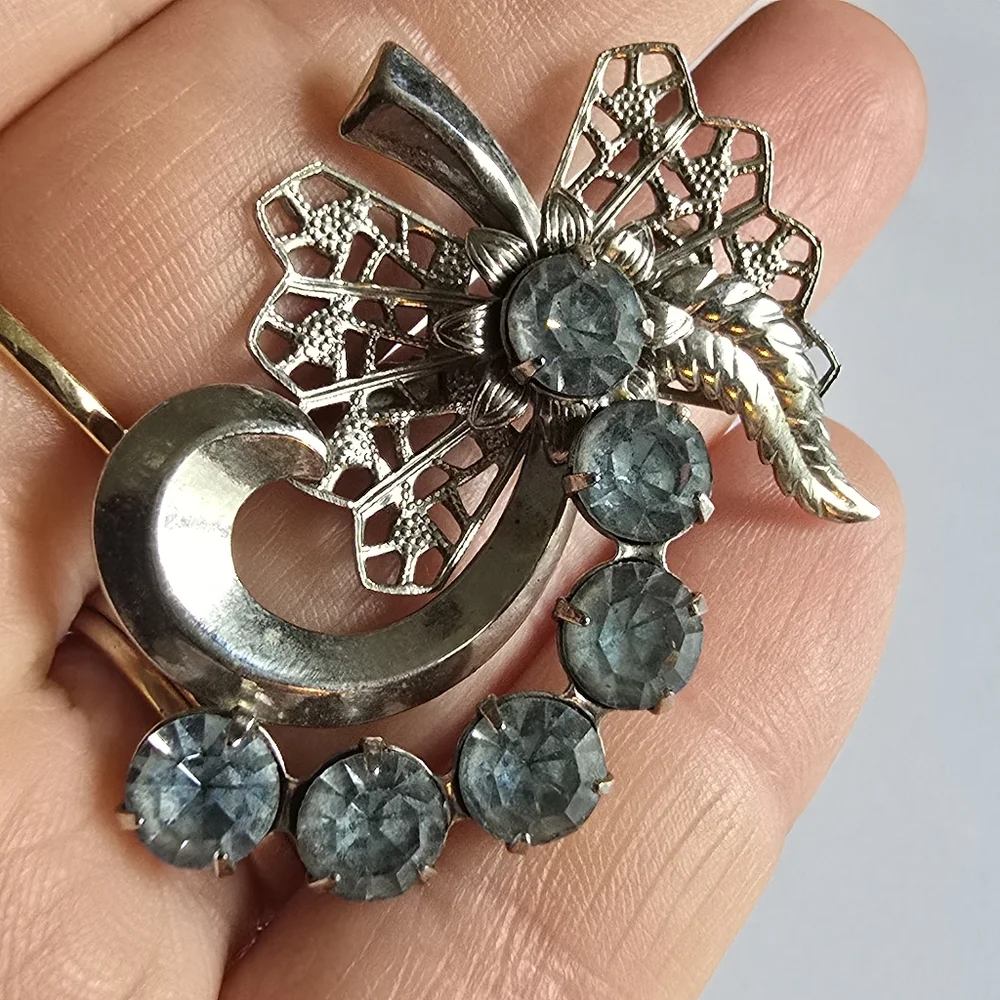 Vintage brooch pin pale blue rhinestones swirl filigree